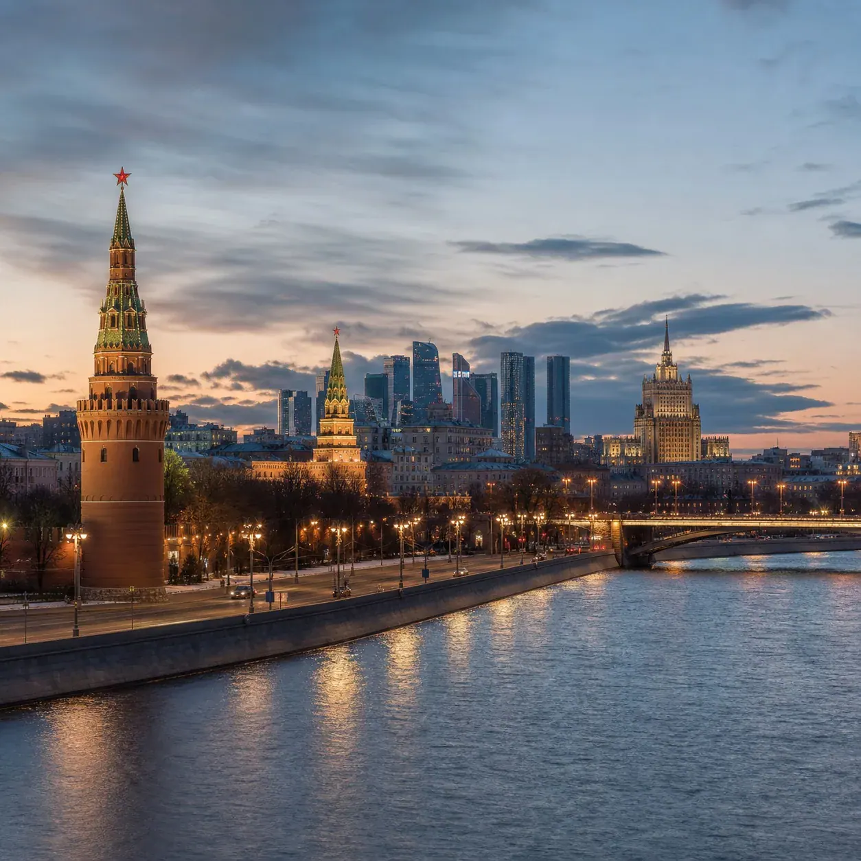 Панорама Москвы с Кремлём и набережной Москвы-реки
